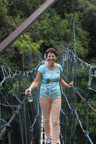 Gina Mom op de canopywalk